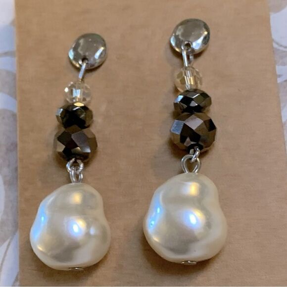 Vintage Earrings 2” Large Faux Pearl & Aurora Borealis Crystals Mixed Media - Picture 4 of 4